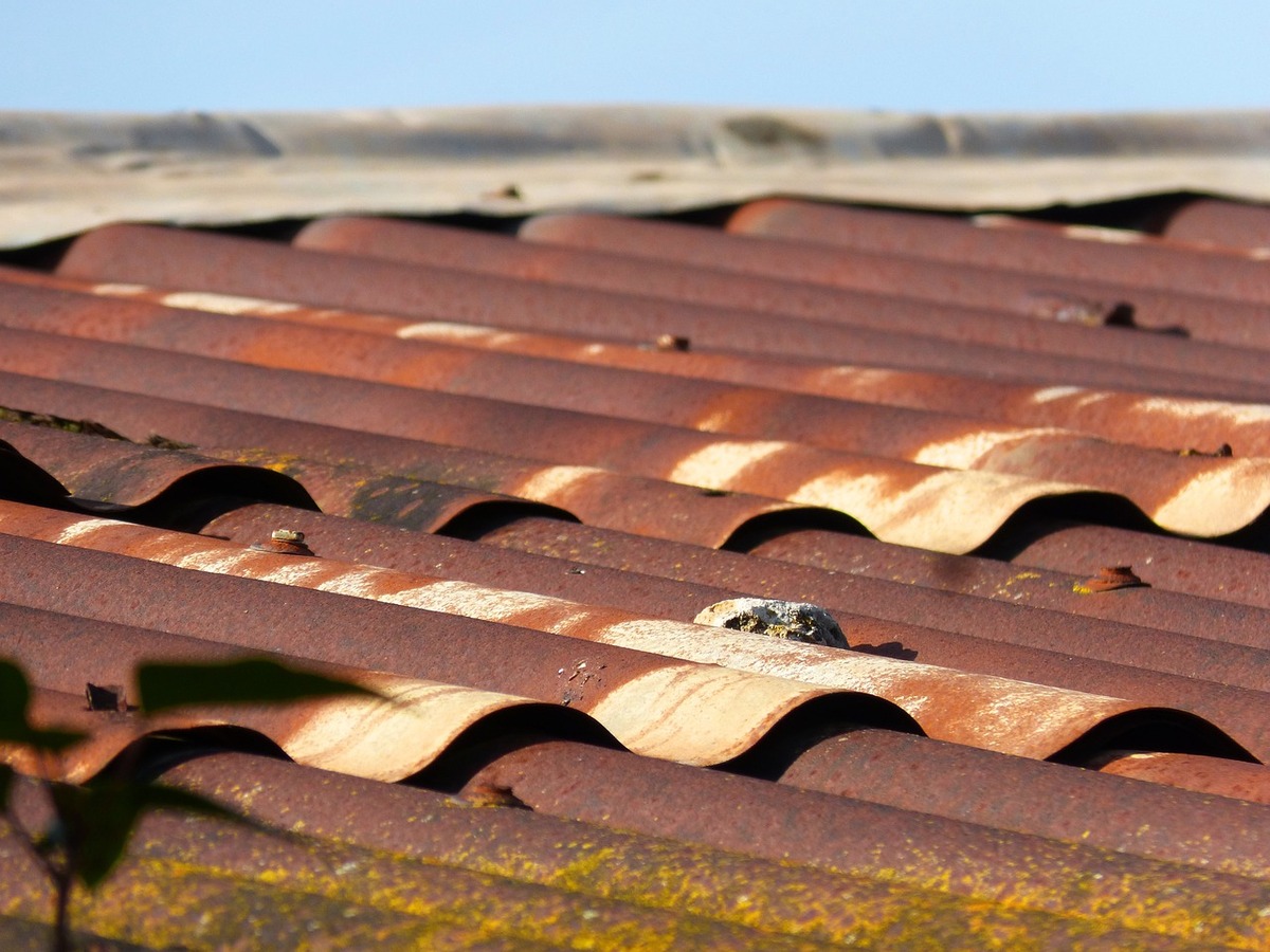 detalle tejado viejo oxidado